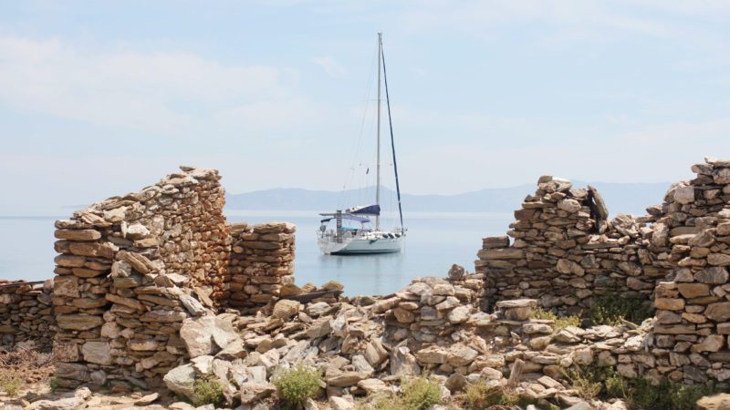 Depuis 2016, VoiliVoilou est votre agence de location de bateaux de plaisance spécialisée dans la navigation en mer Grecque.
Sélectionnez parmi un grand choix de voiliers monocoques, catamarans ou bateaux à moteur avec ou sans skipper sur une des nombreuses destinations, telles que les Cyclades, le Dodécanèse, les îles Ioniennes, les Sporades ou le Golfe Saronique. 
Nous proposons aussi des croisières thématiques qui combinent voile et autres activités comme la plongée, (apnée ou en bouteille), le yoga, des visites archéologiques ou encore la gastronomie locale.
Enfin, pour les propriétaires nous prenons en charge, la gestion, la location et l'entretien de votre bateau en Grèce. 