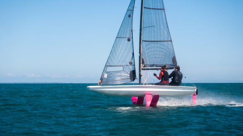 BirdyFish a été créé en 2018 pour répondre à cette question : comment apprendre à voler quand peu de bateaux à foils sont accessibles aux néophytes du vol ? BirdyFish a donc été créé dans le but de démocratiser la pratique du dériveur à foil, pour permettre à tous les passionnés d'explorer les sensations du vol sur l'eau. BirdyFish propose des bateaux adaptés à vos besoins, que vous n'ayez aucune expérience du foil ou que vous soyez un marin expérimenté. BirdyFish peut vous aider à atteindre vos objectifs et vous offrir le meilleur des deux mondes, rendant le foil accessible et exaltant.