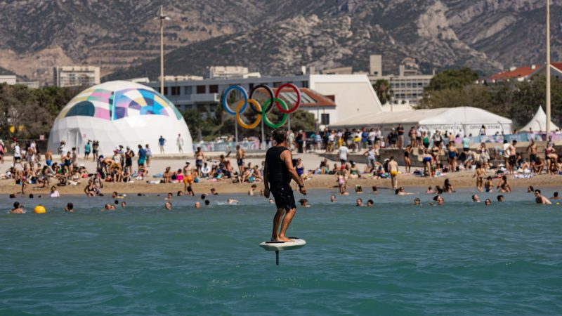 PWR-Foil est une marque créée par des passionnés.
Tout commence avec ce rêve d'enfant qui souhaite voler au-dessus de l'eau. Après des décennies à pratiquer des sports de glisse, Christophe Defrance crée sa marque de efoil. PWR-Foil, c'est ce surf électrique qui révolutionne le monde du foil.
PWR-Foil peut se targuer d'être l'un des meilleurs sur le marché actuel du e-foil. Avec une autonomie allant jusqu’à 1h30 pour la batterie normale et plus de 2h d'autonomie pour la batterie long range. De plus, nous avons la machine la plus puissante du marché puisqu'elle peut voler jusqu'à 60Km/h.
La marque est en constante innovation, avec pour but d'apporter la meilleure sensation de glisse possible. Notre e-foil est conçu et développé en France.