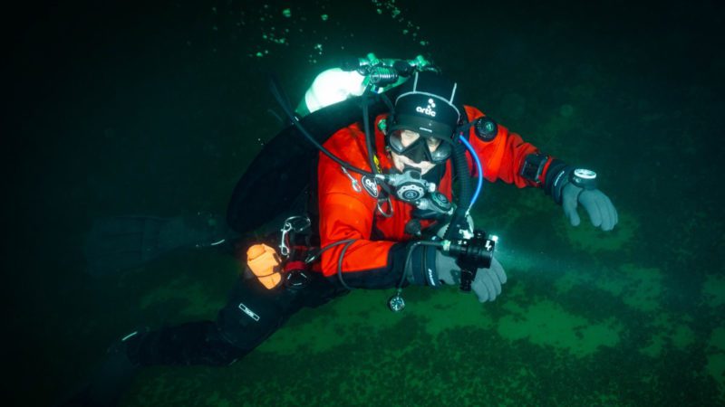 ARTIC Espagne : ARTIC est un fabricant espagnol de combinaisons étanches, leader sur son marché national, qui réalise des commandes pour les plongeurs loisirs et techniques ainsi que pour le secteur des uniformes. 
Les combinaisons sont fabriquées sur mesure et soumises à des tests d'étanchéité rigoureux avant d'être livrées au client final.
Les nombreuses options à un prix standard abordable est un grand avantage qui offre la possibilité de personnaliser la combinaison.

ARTIC Suisse : En 2019, la distribution des Artic Drysuits en Suisse est mise en place par Eugenio Misa.
Les clients suisses ont ainsi accès à une combinaison étanche d'un rapport qualité/prix imbattable, vendue directement en Suisse. La gestion de la garantie ainsi que les éventuelles réparations ou modifications sont gérées directement en Suisse par le distributeur suisse.
